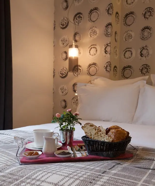 ***  Hotel Le Mireille à Paris France